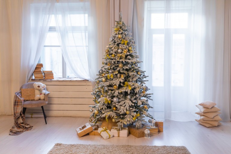 How to Tastefully Decorate Your Home for Christmas While It’s on the Market: A Seller’s Guide